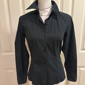 Ann Taylor cotton & spandex button down shirt. Black & white. Sz 6P.